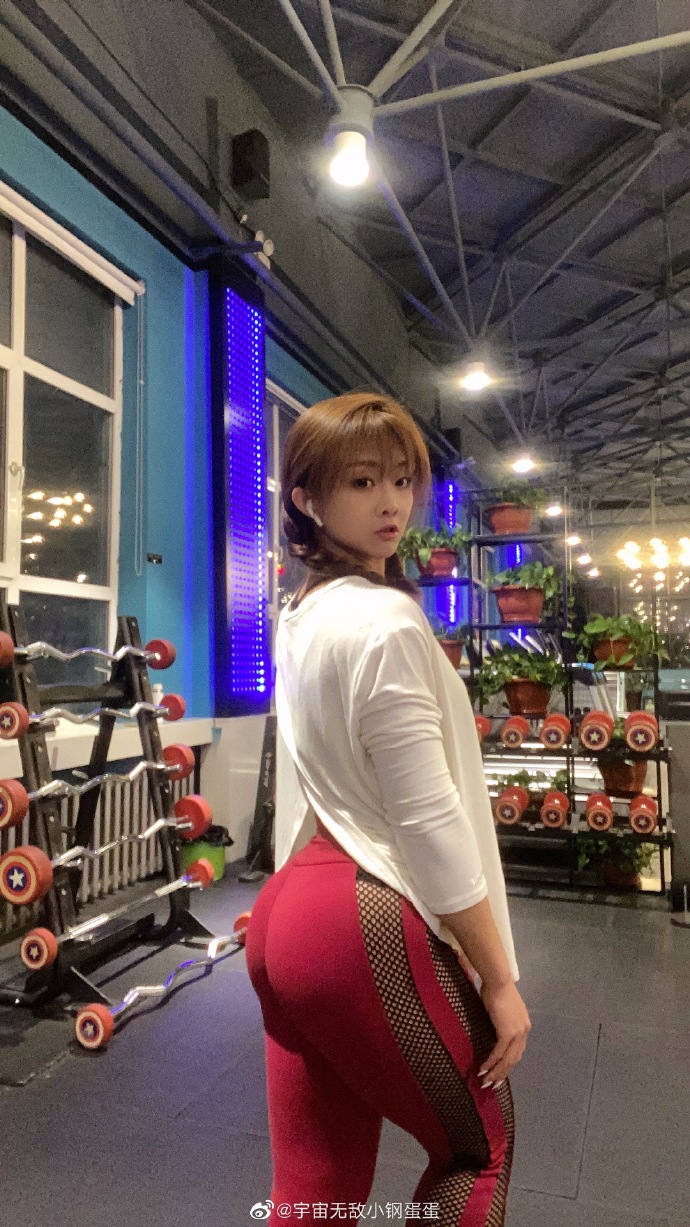 真人版春麗！甜美網紅「練成健美冠軍」　「驚人泳裝照曝光」網全嚇歪！