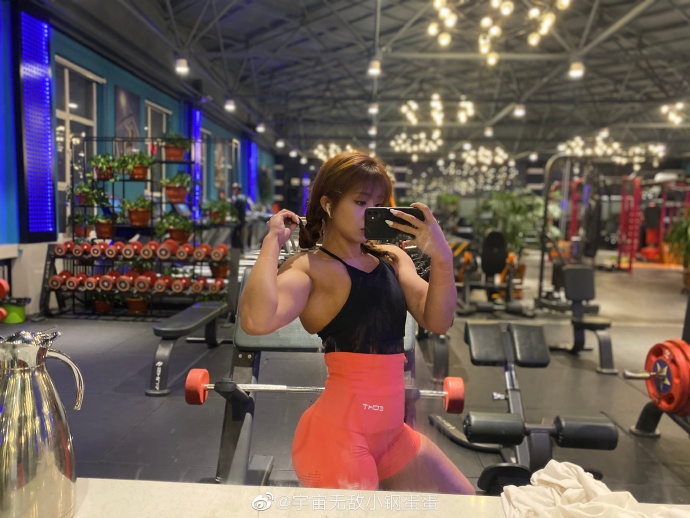 真人版春麗！甜美網紅「練成健美冠軍」　「驚人泳裝照曝光」網全嚇歪！