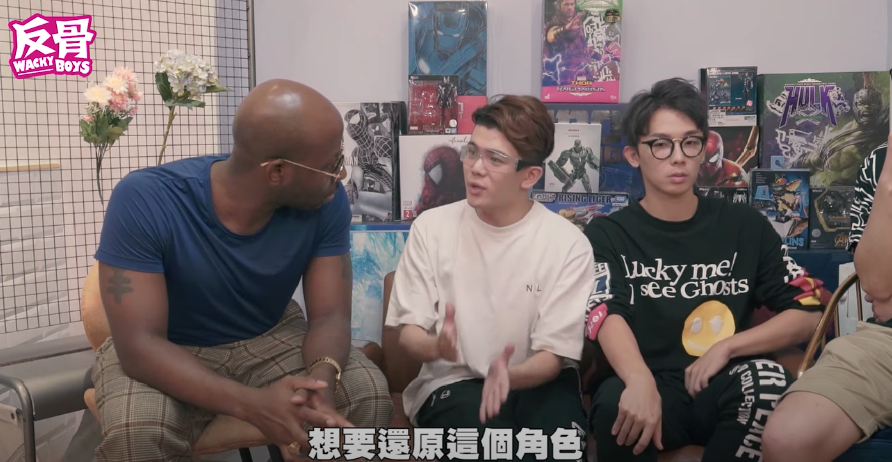  「黑人抬棺」影片前陣子在網路上非常火紅，歡樂的舞步加上洗腦的音樂引發許多大眾爭相模仿。但知名Youtube團體反骨男孩跟風模仿後，卻遭許多國內外網友砲轟「沒水準」、「歧視意味濃厚」。於是反骨男孩也趕緊將影片下架，並邀請同為黑人的Youtuber「嗩吶」一起拍片和觀眾解釋。