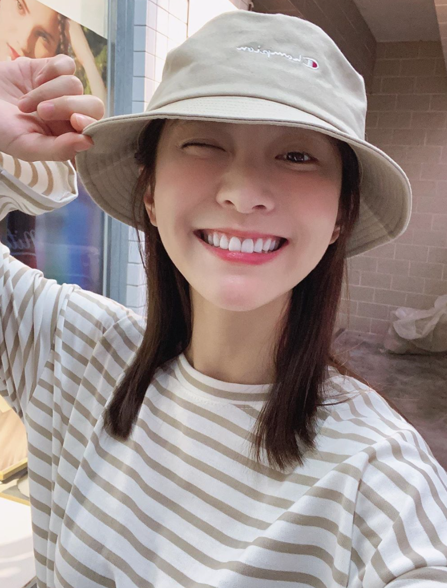 前日《木曜4超玩》開直播,大家起吃飯聊天,討論到運動會的內容時,溫妮豪邁示範丟鉛球動作,結果手「啪」一聲折到,現場笑翻。