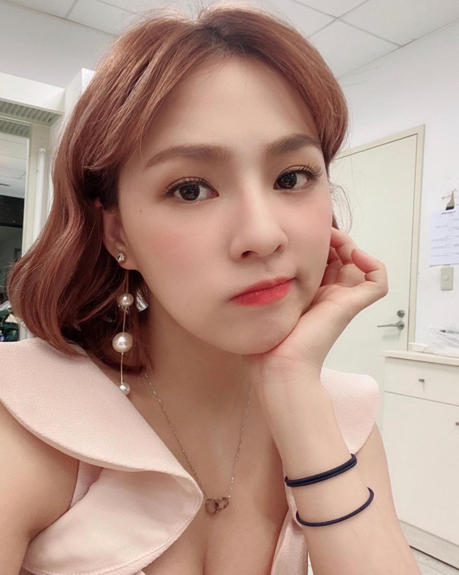 現場三位韓國來賓笑翻,連忙解釋「這是文化差異啦」,並當示範一段「韓國人講電話模式」給現場來賓看。只見兩人打完電話後只有說「恩」、「勒~」等語助詞集結束通話。他們笑說這是「韓國人之間的默契」。熊熊也表示之前錯怪朋友了,因為她看了韓劇後發現,不講「掰掰」真的是文化差異」。