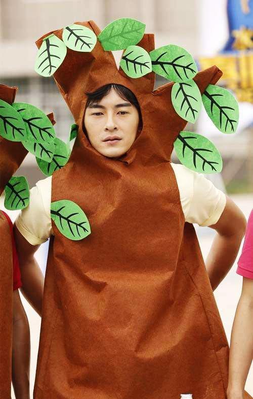 19日不僅是鄭元暢首支「搞笑」Vlog公開的日子,也是他38歲的生日。趁著今年剛好在台灣的機會,原本只打算與同事和好友吃飯。不料結果大家為了給他驚喜,竟偷偷邀請了林心如、許瑋甯、楊謹華、謝佳見等好友破門驚喜現身,把鄭元暢嚇了一大跳,還送上造型可愛的樂高生日蛋糕,讓他大呼「太感謝了!」