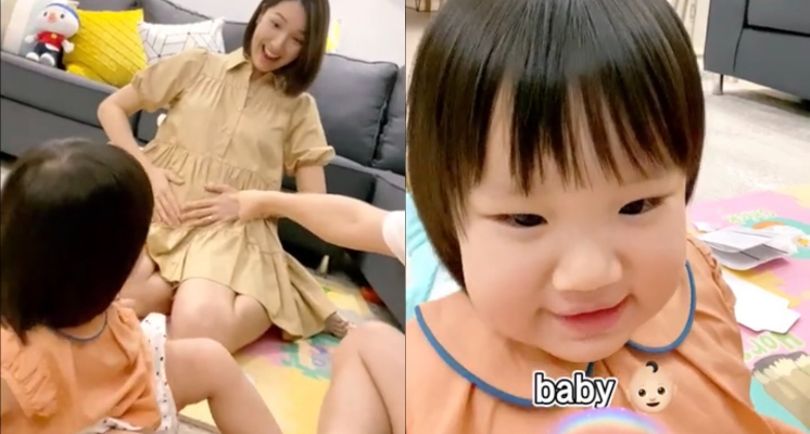 「沒錯,就是這樣!父親節快樂!」王祖藍於IG和微博上宣布太太李亞男又即將添一位小寶寶了。他與老婆還有女兒Gabrielle拍影片告訴大家這個好消息。影片中,王祖藍問Gabrielle「我是誰」,女兒萌叫「爸爸」;他指著老婆再問「她是誰」,女兒又萌萌的喊了「媽媽」。最後王祖藍只著老婆的肚子問,Gabrielle回答「那是肚子 裡面有Baby」。一家子互動超有愛,Gabrielle臉上有寫著即將升格成為「姊姊」的喜悅。