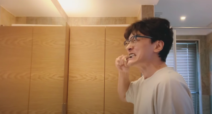 現在許多藝人都會拍Vlog與紛絲分享生活,「國民學長」鄭元暢也不例外。前日他首度嘗試Vlog拍攝,結果新手上路狂出包,被網友虧翻,直呼他「天然呆」。