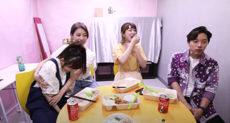 前日《木曜4超玩》開直播,大家起吃飯聊天,討論到運動會的內容時,溫妮豪邁示範丟鉛球動作,結果手「啪」一聲折到,現場笑翻。