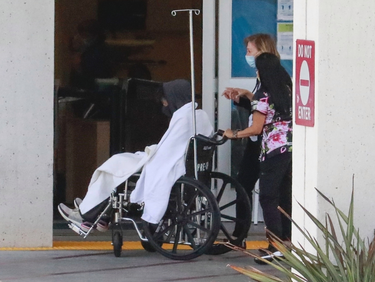 查德維克博斯曼昨日被外媒直擊到他在未婚妻泰勒西蒙的陪伴下，被送往美國加州聖莫尼卡的急診室。雖然照片中的他打扮十分低調，穿著帽T、口罩，還蓋著毯子坐在輪椅上，但依然被認了出來。消息一出，粉絲紛紛湧入他的Twitter和Instagram關切他，但他本人對此沒有作出任何的回覆。