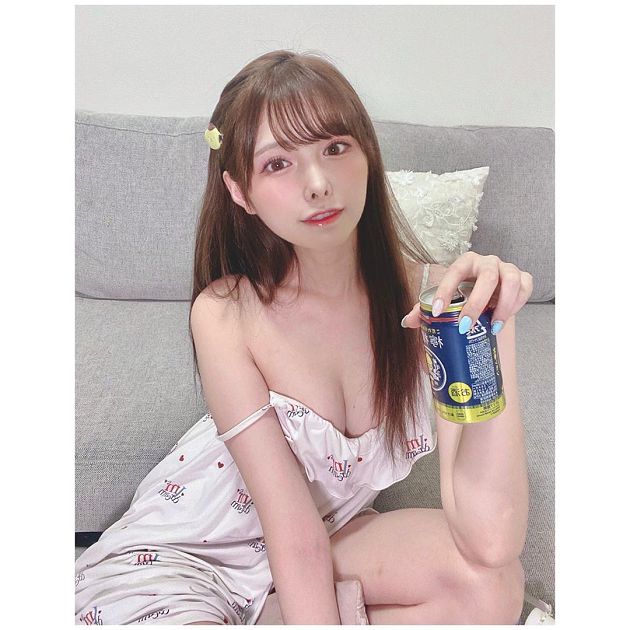 橋本有菜衣服滑下來！甜問「要一起喝嗎」　網全歪樓：沒穿內內？