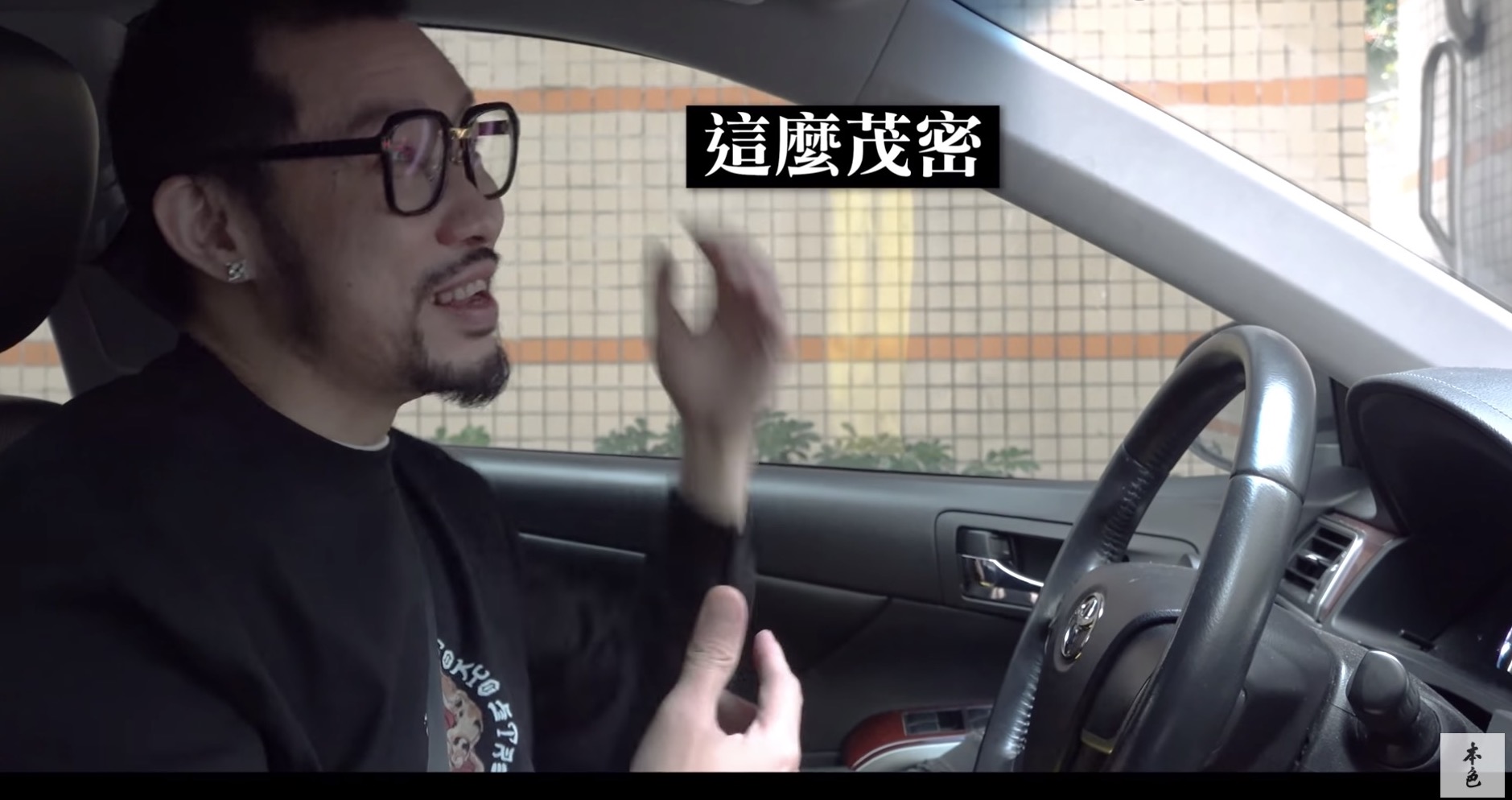 解開20年禿頭之謎！熱狗「罕見脫帽示眾」　網笑噴：是態度