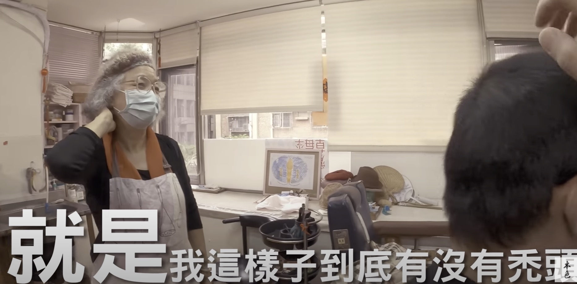 解開20年禿頭之謎！熱狗「罕見脫帽示眾」　網笑噴：是態度