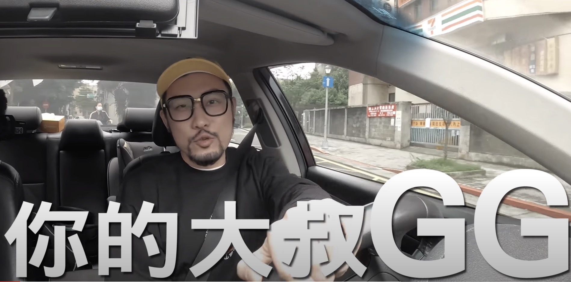 解開20年禿頭之謎！熱狗「罕見脫帽示眾」　網笑噴：是態度