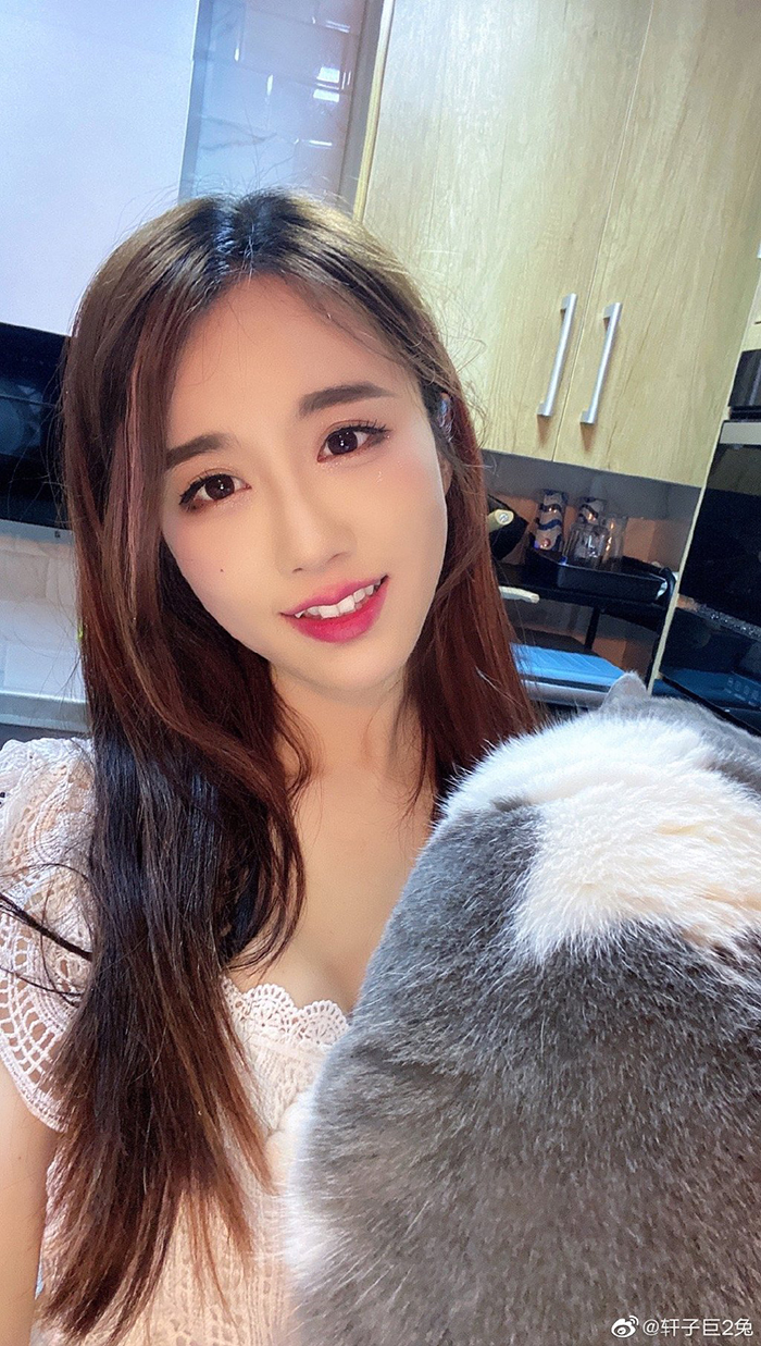 「1000G影片外流」沒在怕!實況兇妹再曬「中空蕾絲裝」 短到包不住蜜桃!