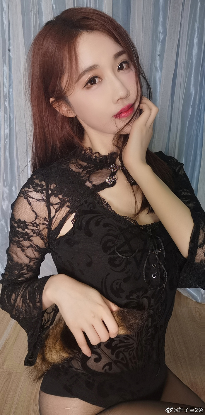 「1000G影片外流」沒在怕!實況兇妹再曬「中空蕾絲裝」 短到包不住蜜桃!