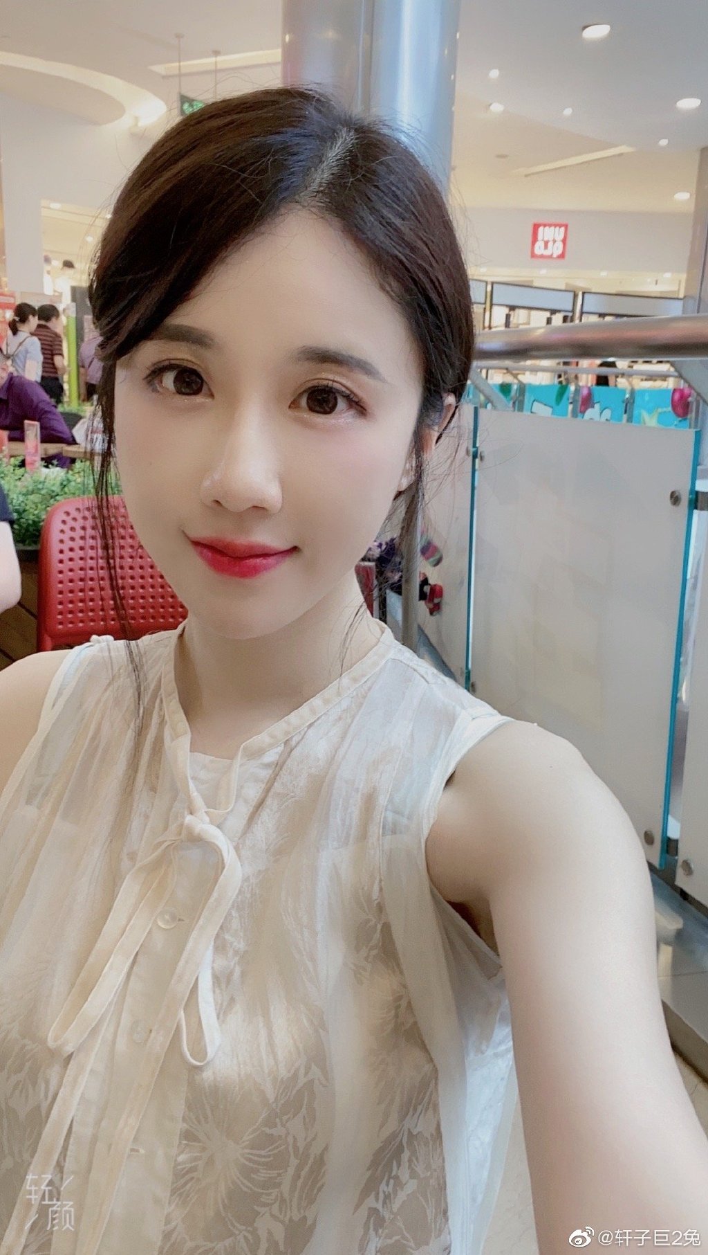 「1000G影片外流」沒在怕!實況兇妹再曬「中空蕾絲裝」 短到包不住蜜桃!