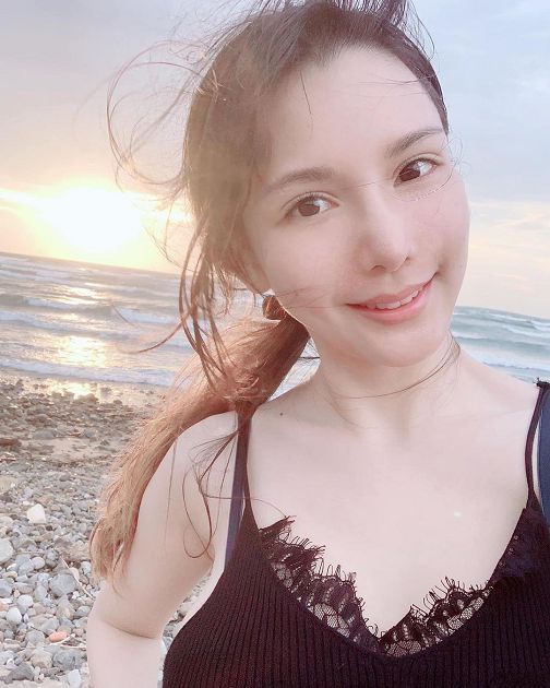 心機角度！辣模「詹子瑜」低領背心曬深溝　一彎腰「巨球險掉出」