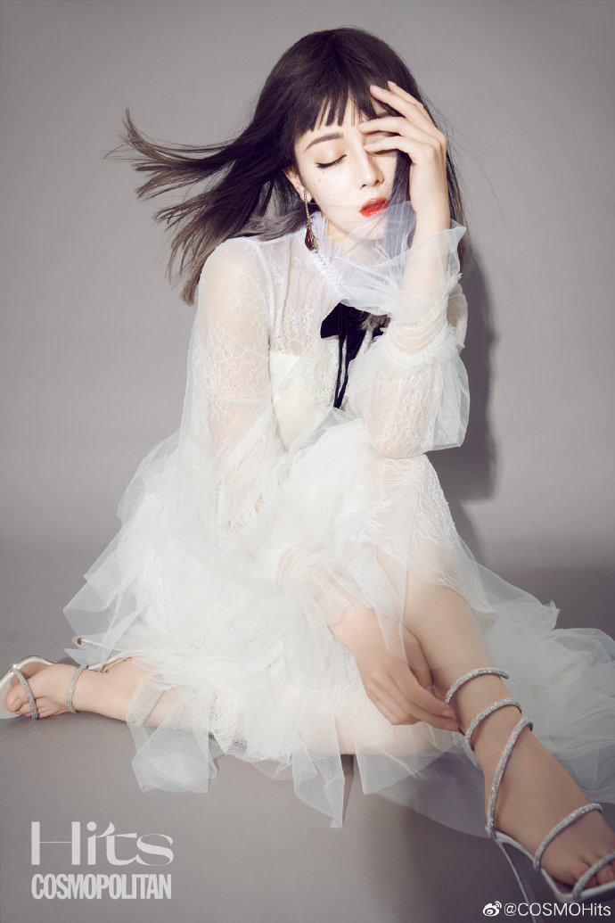 深V擠出半球！迪麗熱巴「新髮型曝光」　網驚：美到不像真人！