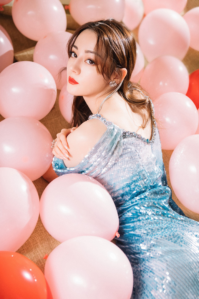 深V擠出半球！迪麗熱巴「新髮型曝光」　網驚：美到不像真人！