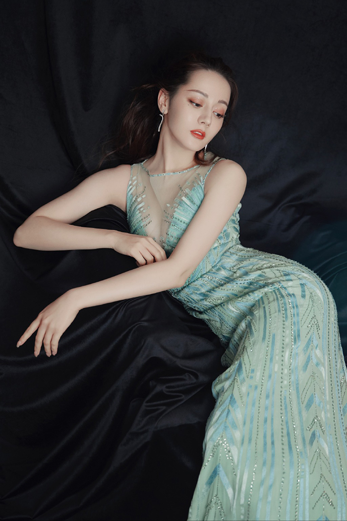 深V擠出半球！迪麗熱巴「新髮型曝光」　網驚：美到不像真人！