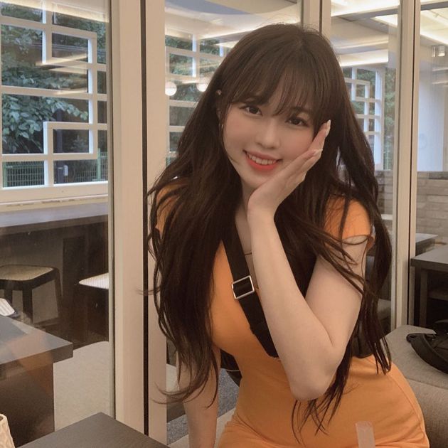 身材全曝光！清純網紅包包「背帶太緊」：UU直接爆出來