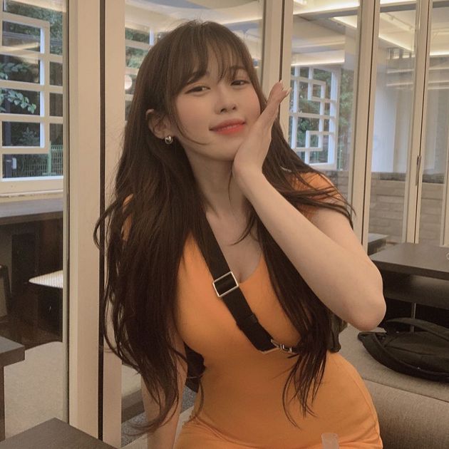 身材全曝光！清純網紅包包「背帶太緊」：UU直接爆出來