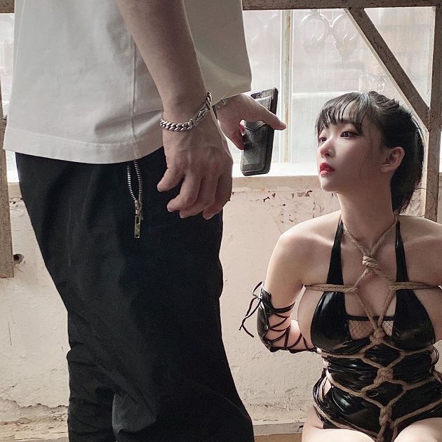 E級巨球遮不住！清純網紅「全身被綁」動不了：春光全外洩～