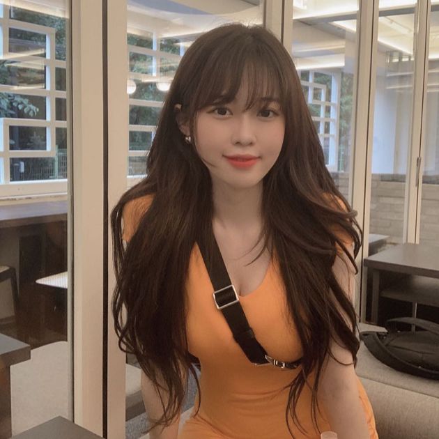 身材全曝光！清純網紅包包「背帶太緊」：UU直接爆出來