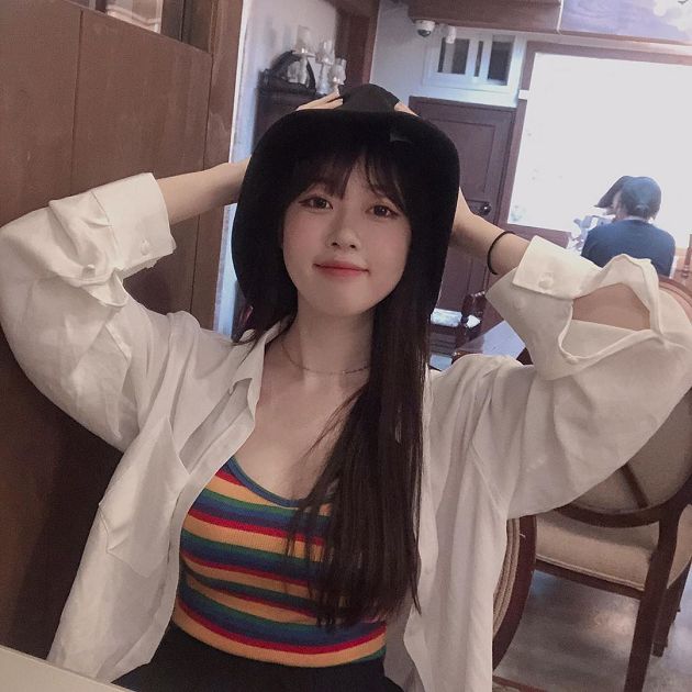 身材全曝光！清純網紅包包「背帶太緊」：UU直接爆出來