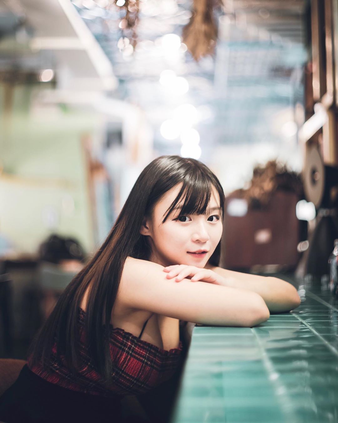 衣服全掀開!超兇網紅「巨球緊貼」上帝視角 網暴動:又香又軟