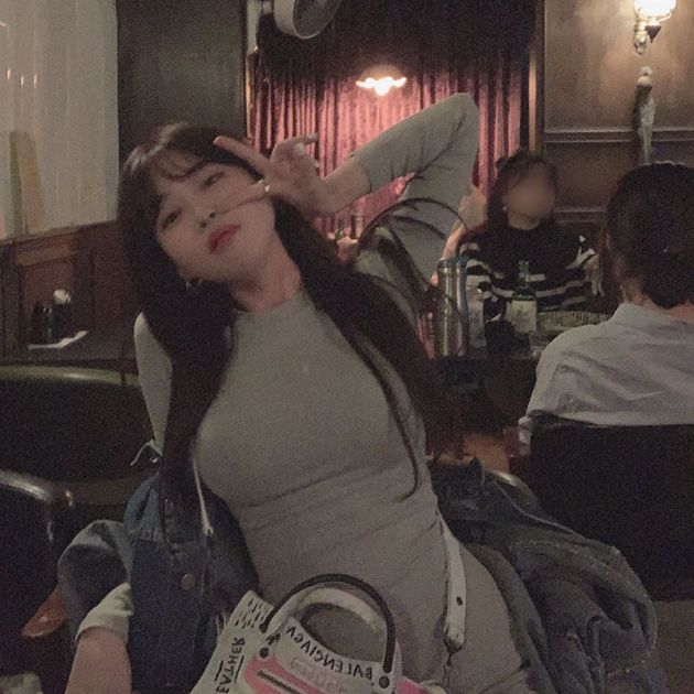 身材全曝光！清純網紅包包「背帶太緊」：UU直接爆出來