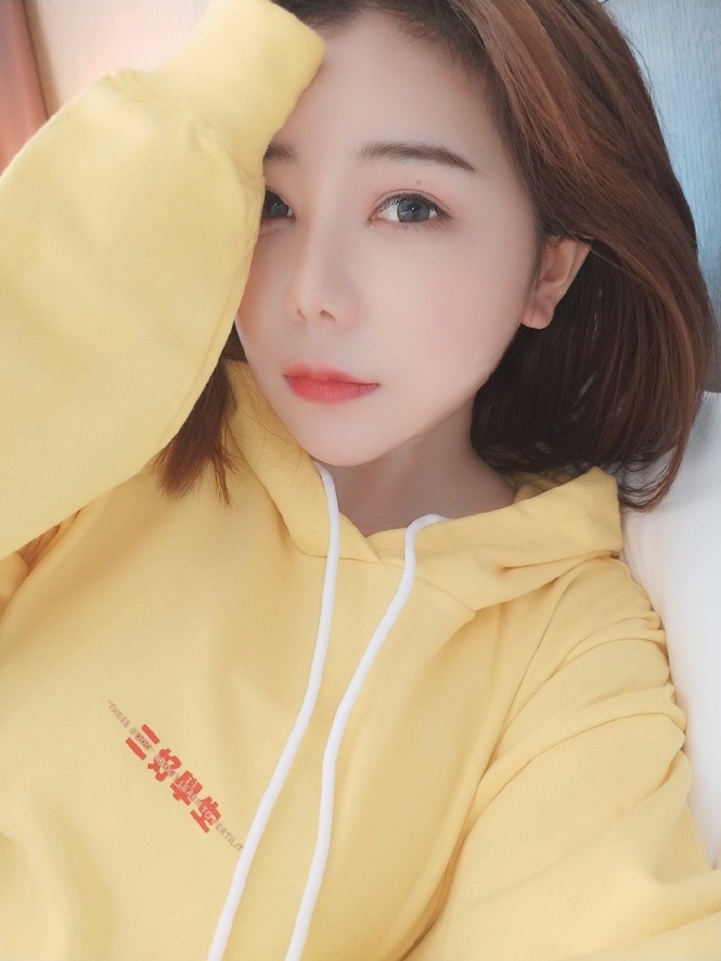 曾慘被當眾強吻!實況兇妹「衣服不穿好」F球溢出 網噴血:好想深呼吸