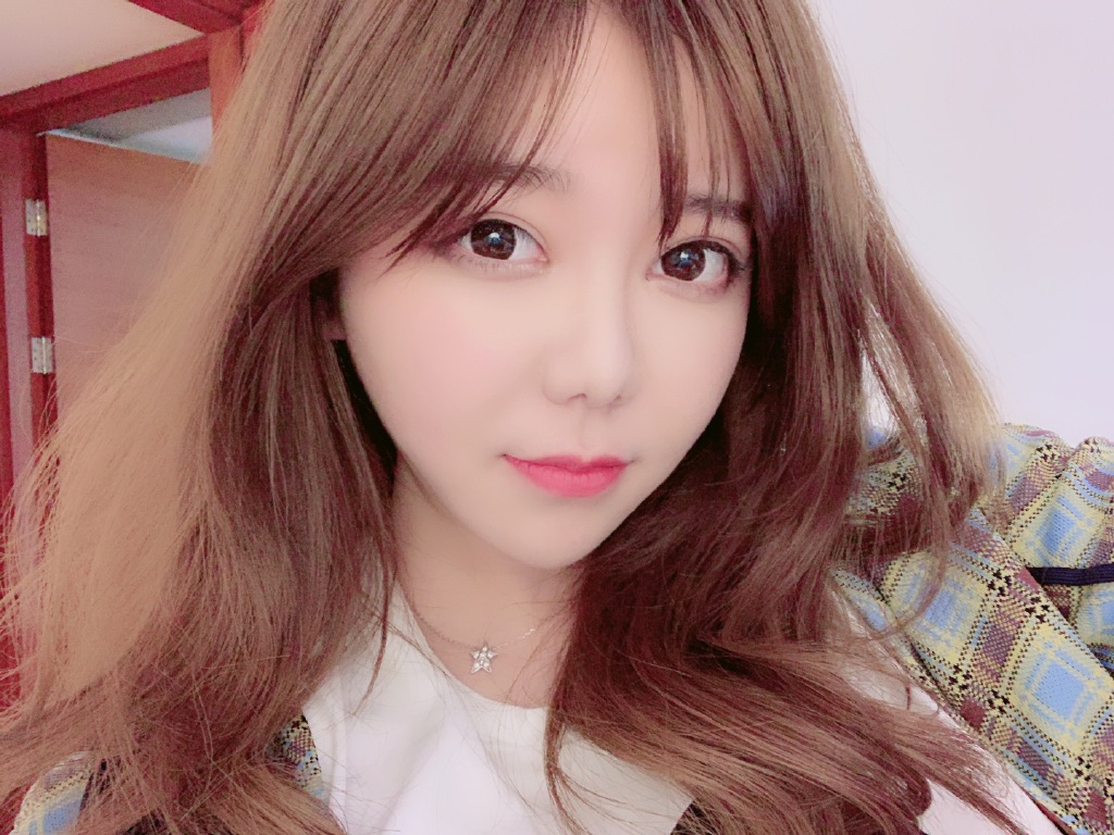 曾慘被當眾強吻!實況兇妹「衣服不穿好」F球溢出 網噴血:好想深呼吸