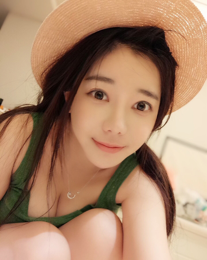 曾慘被當眾強吻!實況兇妹「衣服不穿好」F球溢出 網噴血:好想深呼吸