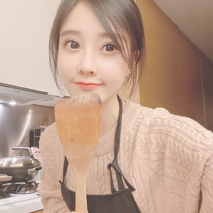 辣曬破尺度美照！馮提莫「前後深V」辣翻　網驚嘆：泡牛奶洗澡？