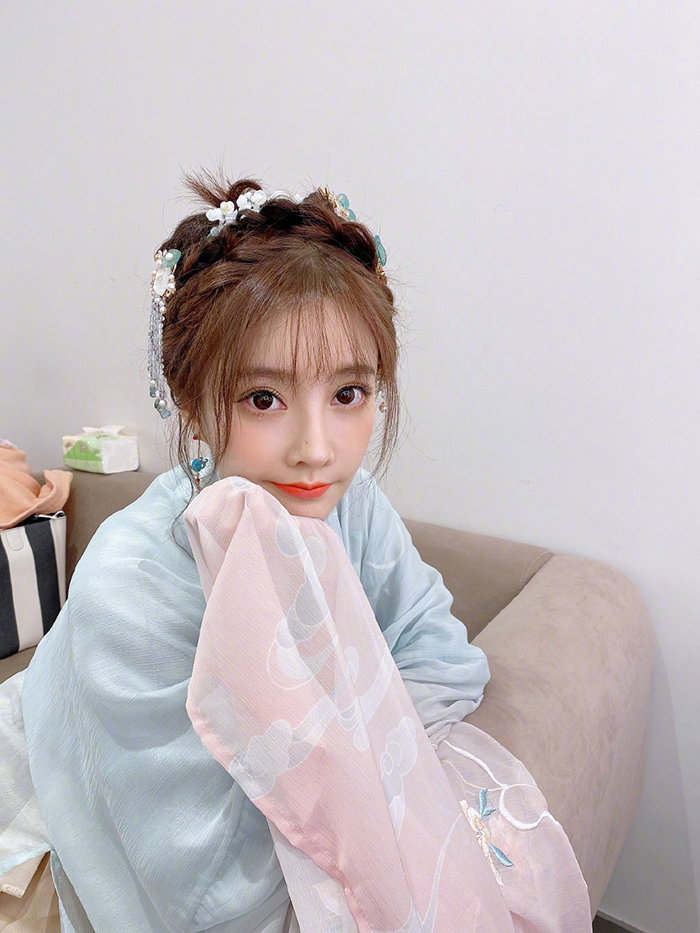 辣曬破尺度美照！馮提莫「前後深V」辣翻　網驚嘆：泡牛奶洗澡？