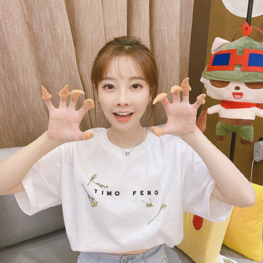 辣曬破尺度美照！馮提莫「前後深V」辣翻　網驚嘆：泡牛奶洗澡？