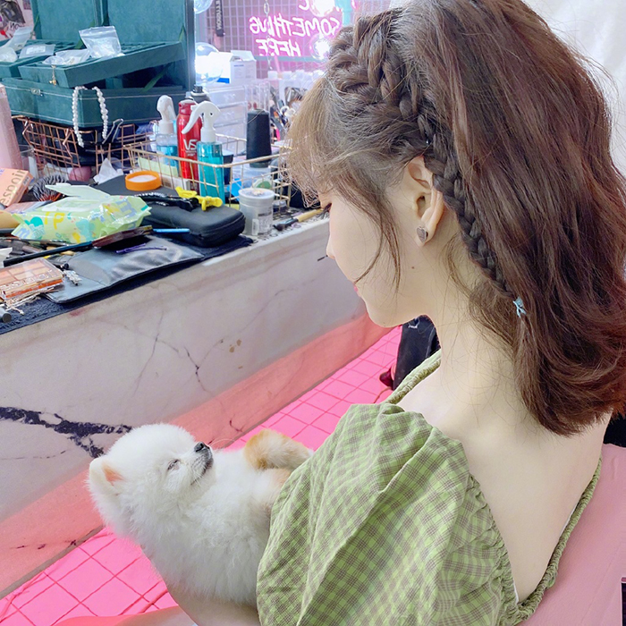 辣曬破尺度美照！馮提莫「前後深V」辣翻　網驚嘆：泡牛奶洗澡？