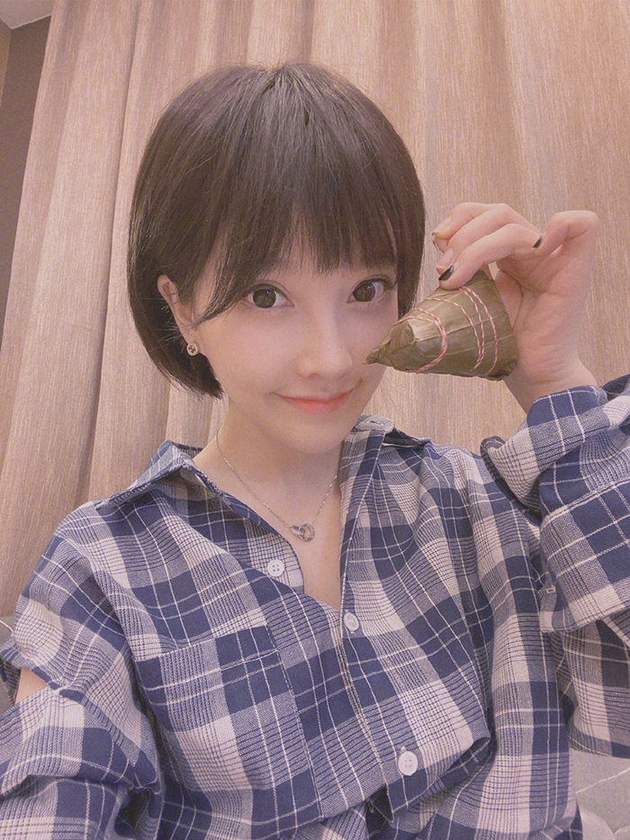 辣曬破尺度美照！馮提莫「前後深V」辣翻　網驚嘆：泡牛奶洗澡？