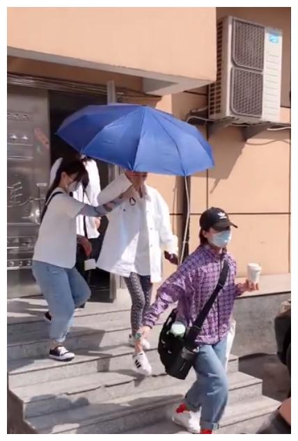 女神崩壞?楊冪爆「黑臉耍大牌」 「當眾挖鼻孔」模樣全拍下!