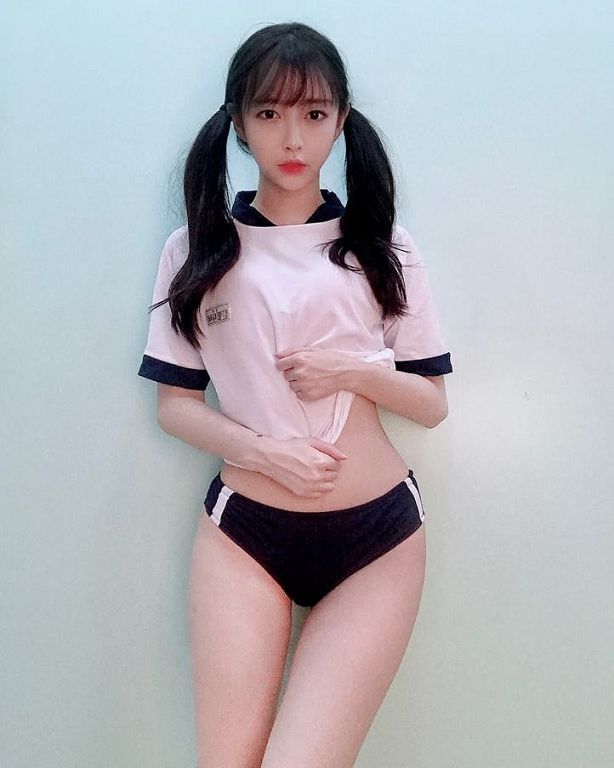 清純直播主「鏡頭前突下拉褲子」！「福利太猛」網嚇歪：沒穿內內？