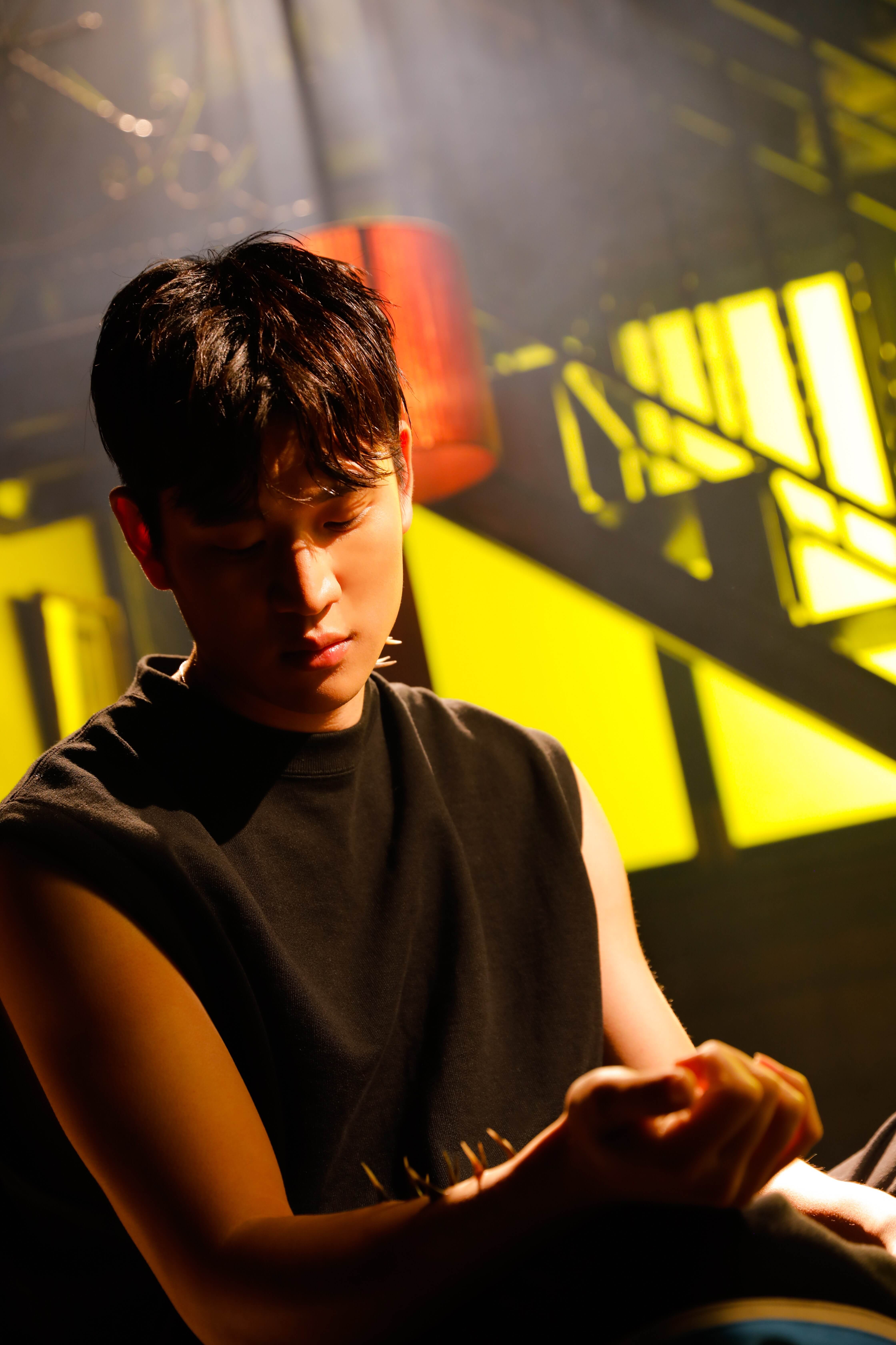 天王天后聯手!鄧紫棋「紗布沾滿血漬」 周興哲手上長滿刺