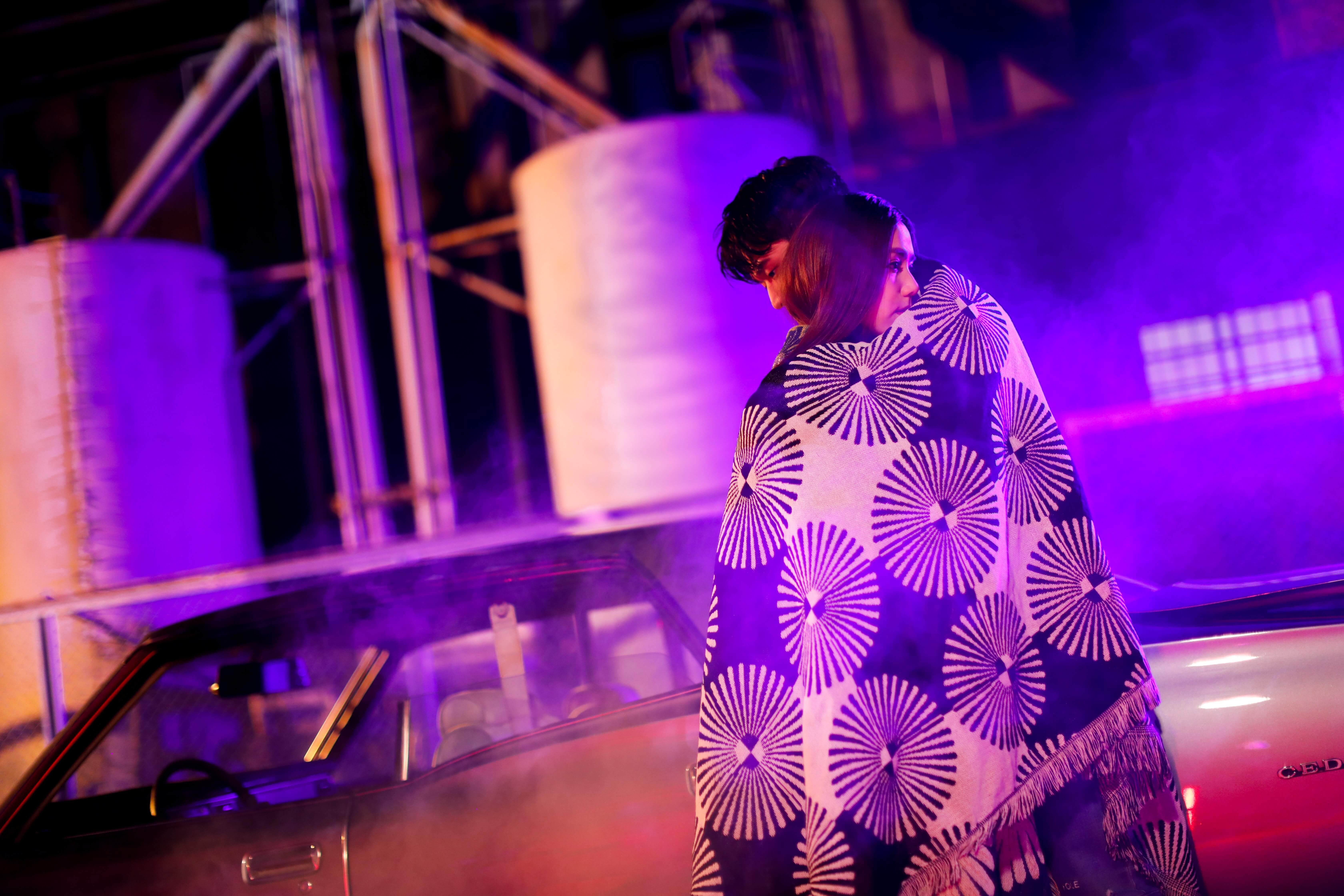 天王天后聯手!鄧紫棋「紗布沾滿血漬」 周興哲手上長滿刺