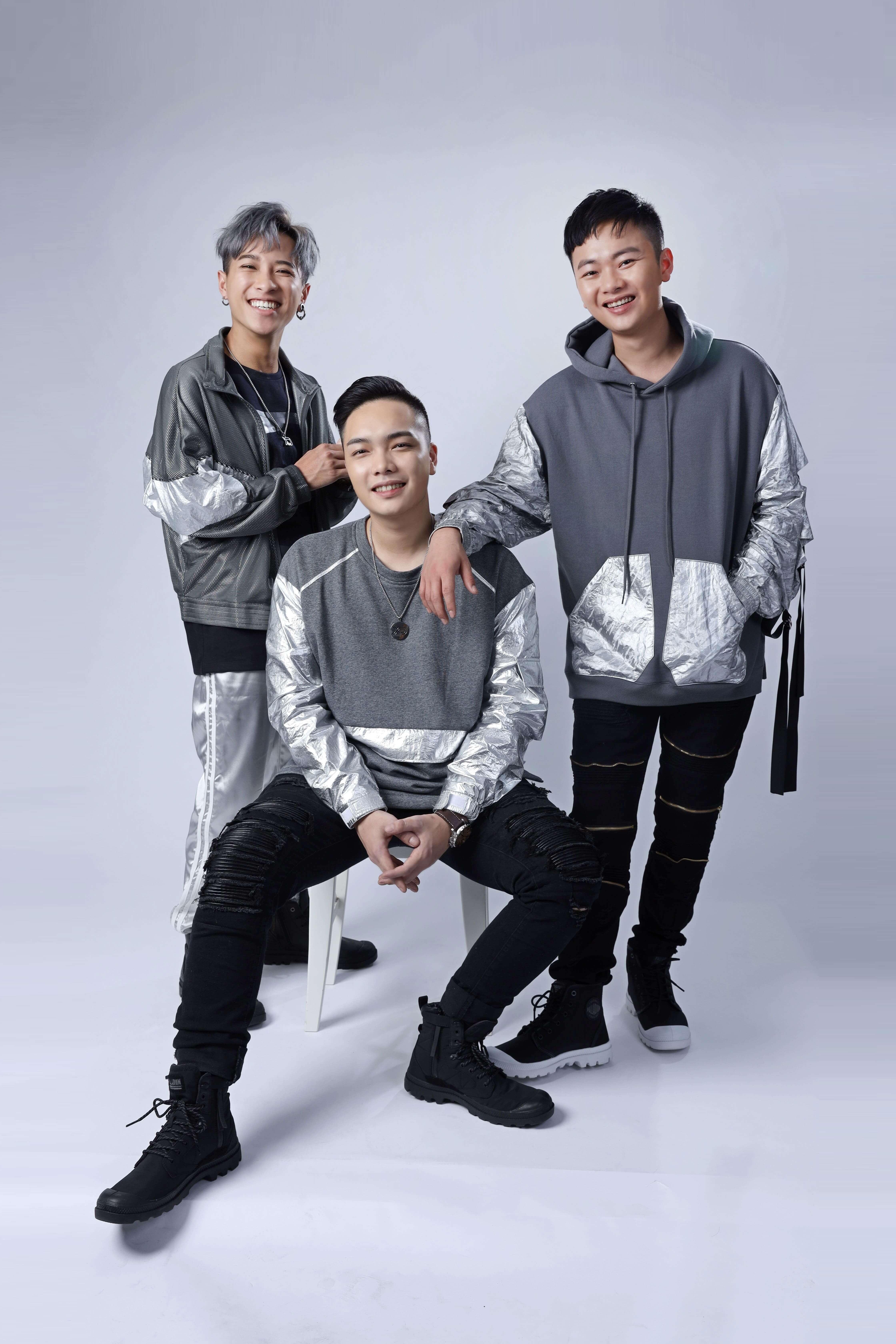 成軍3年終出道!男團「躺床被女網紅撫摸」 羞認:差點按耐不住