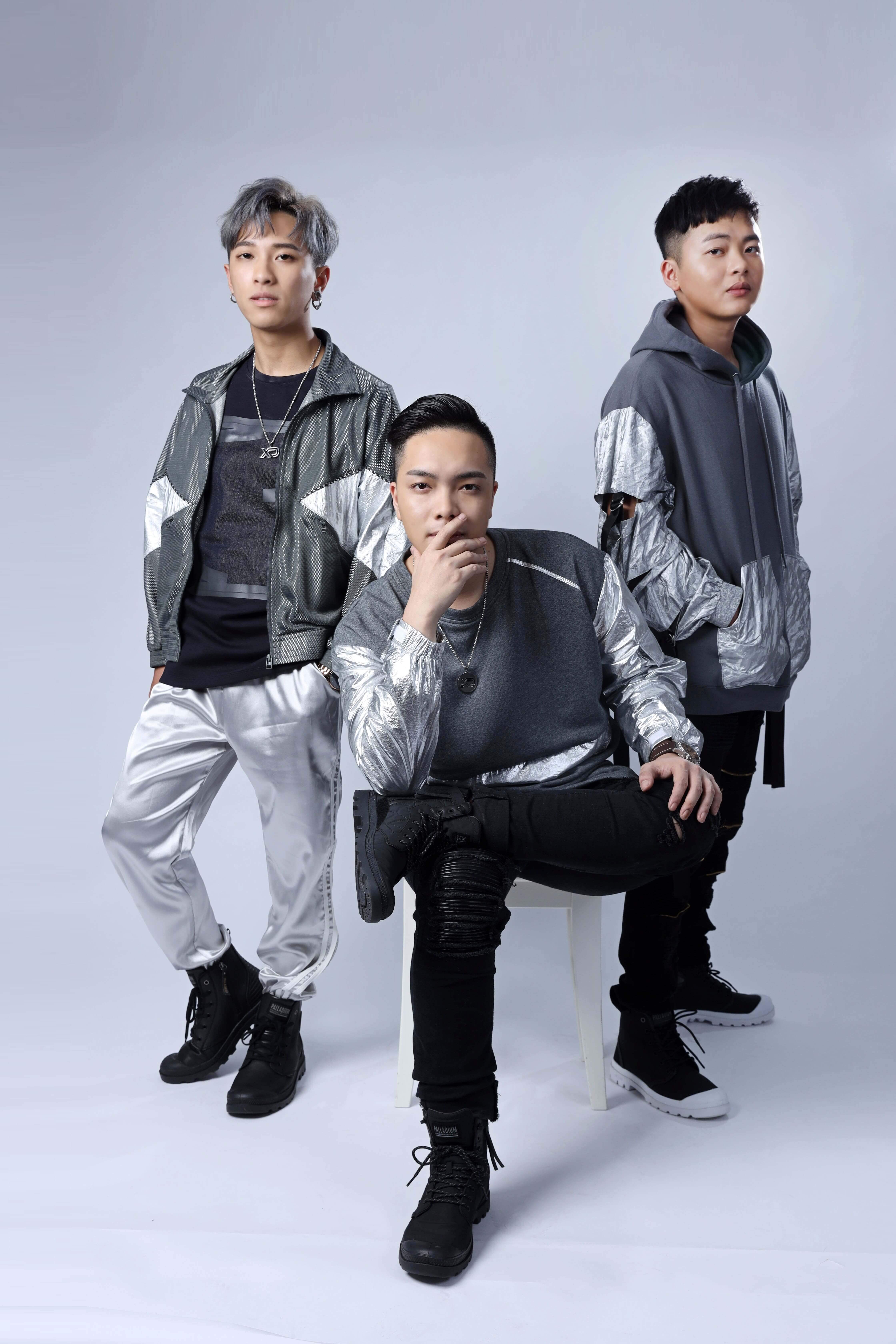 成軍3年終出道!男團「躺床被女網紅撫摸」 羞認:差點按耐不住