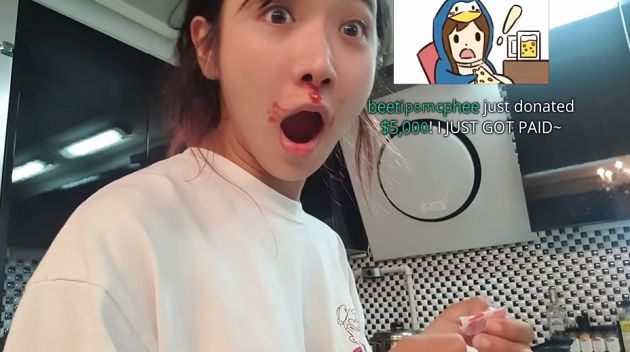 為賺15萬斗內!企鵝妹「直播剃毛」家人嚇哭 網嘆:太犧牲