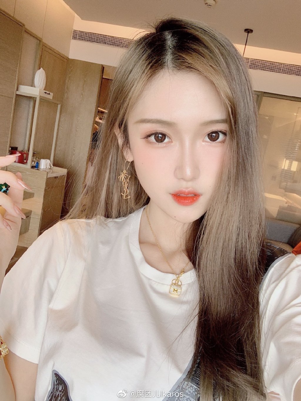 胸前UU溢出！實況兇妹「長腿抬高高」全看光　網噴血：是真的大