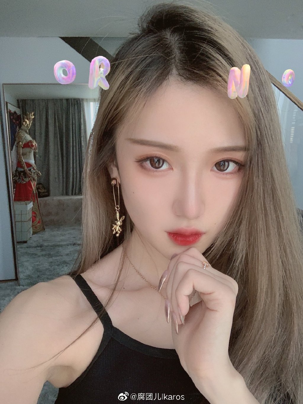 胸前UU溢出！實況兇妹「長腿抬高高」全看光　網噴血：是真的大