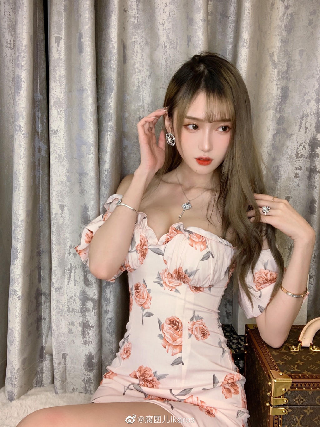 胸前UU溢出！實況兇妹「長腿抬高高」全看光　網噴血：是真的大