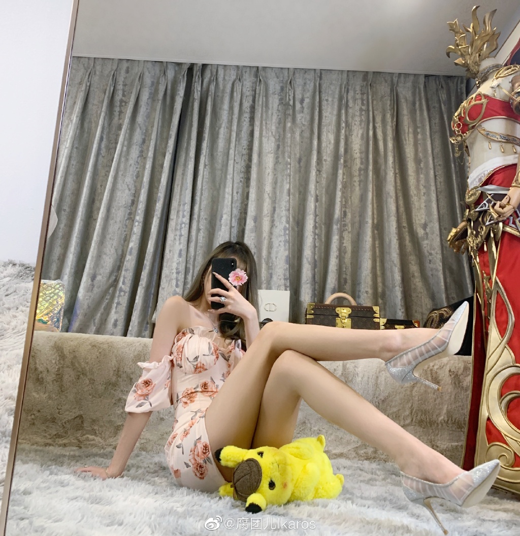 胸前UU溢出！實況兇妹「長腿抬高高」全看光　網噴血：是真的大