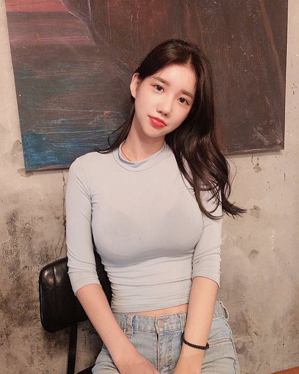 胸前太重！「暗黑版潤娥」細肩帶用電腦：巨球直接卡桌上