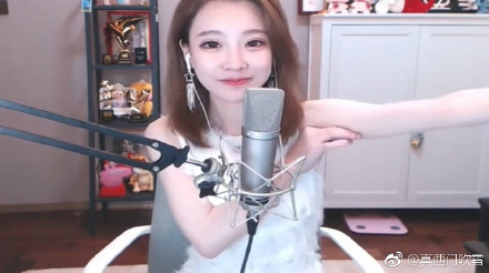 女神崩壞？馮提莫「手一抬」炸出毛叢叢　網驚：好噁心