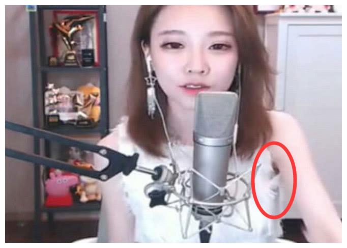 女神崩壞？馮提莫「手一抬」炸出毛叢叢　網驚：好噁心